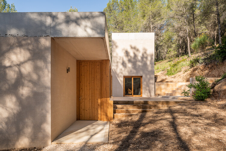 Дом в сосновом лесу / AT Architects - Фотография экстерьера, фасад