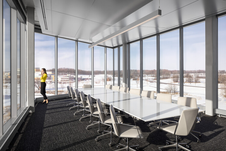 Офис Ascendium Education Group / Flad Architects - Фотография интерьера, стол, стул, окна