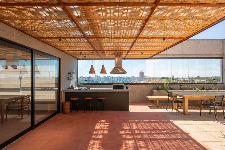 BGN Penthouse / Estudio Mangava - Фотография интерьера, кухня, стол, балка
