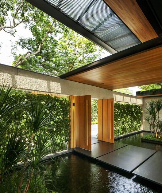 Rain Tree House / Guz Architects - Фотография интерьера, балки, окна, сад, двор