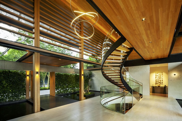Дом на дереве дождя / Guz Architects - Фотография интерьера, лестница, балка, окна