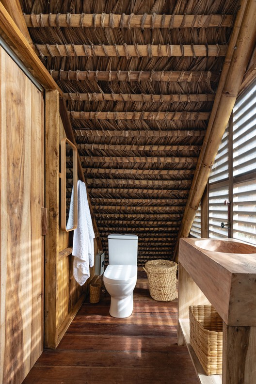 Toquilla House / Rama Estudio - Фотография интерьера, ванная, кирпич, балка