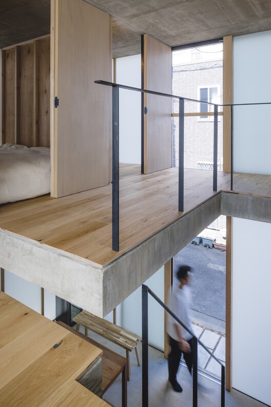 Дом с узором в клетку / IGArchitects - Фотография интерьера, лестница, балка