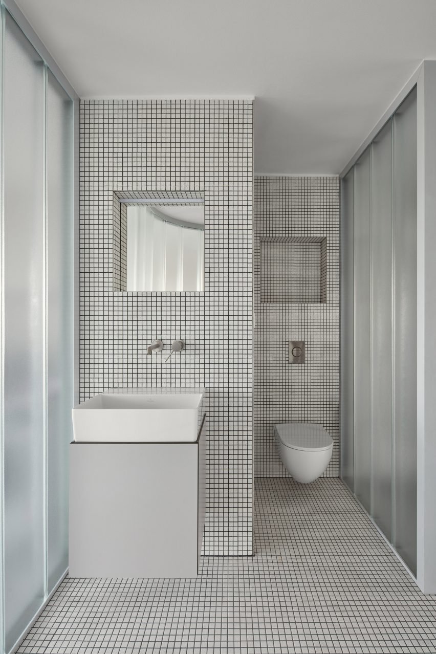 Ванная комната, отделанная плиткой, по проекту Neuhäusl Hunal в Праге.