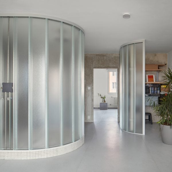 Neuhäusl Hunal разделяет квартиру открытой планировки с помощью изогнутых стеклянных стен