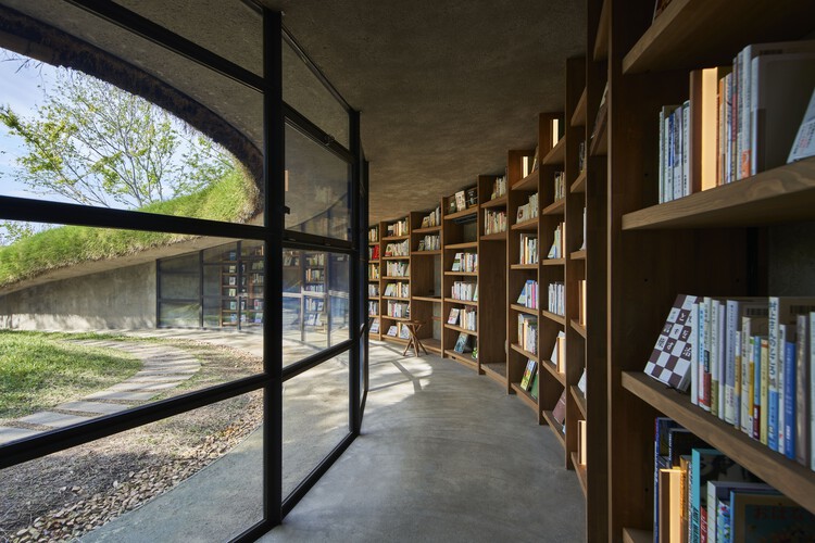 Библиотека на Земле / Хироши Накамура и NAP — Фотография интерьера, стеллажи, окна, перила