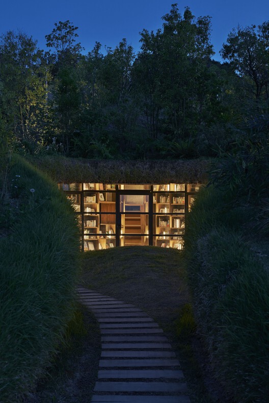 Библиотека на Земле / Хироши Накамура и NAP — фотография экстерьера, лес
