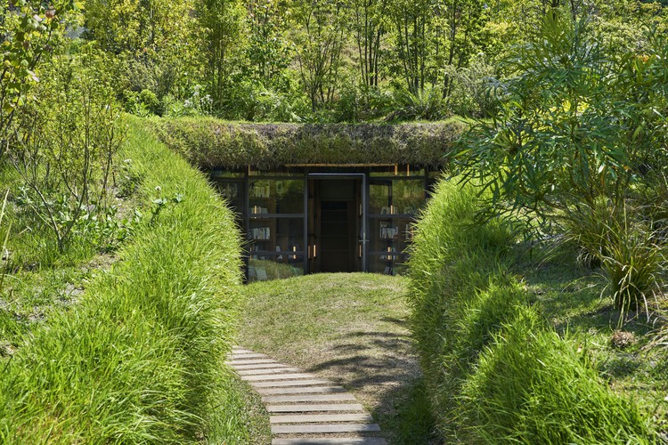 Библиотека на Земле / Хироши Накамура и NAP - Экстерьерная фотография, лес, сад