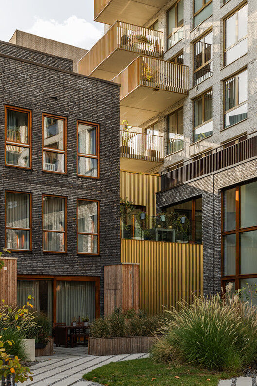 Район Эдем / Arons & Gelauff Architecten - Фотография экстерьера, окна, фасад, двор