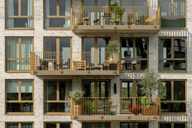 Район Эдем / Arons & Gelauff Architecten - Фотография экстерьера, окна, фасад, балкон, перила