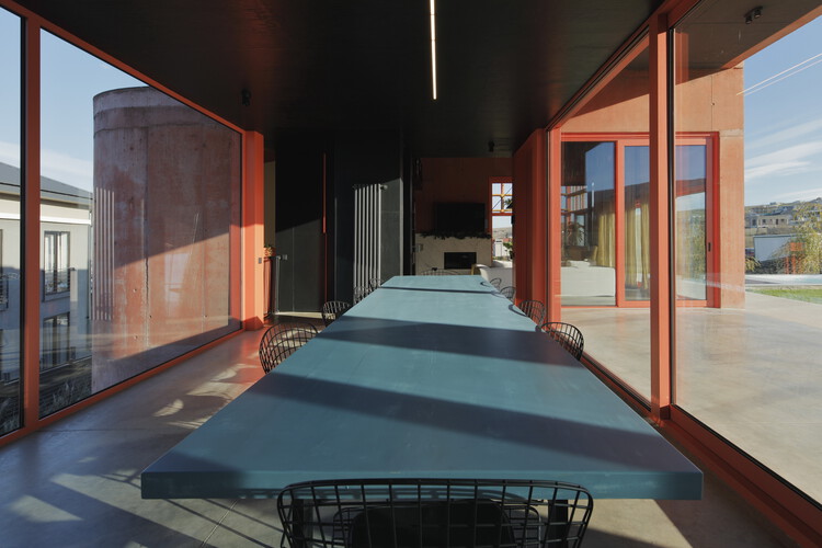 Дом-павильон с терракотой / Лаборатория архитектуры №3 - Фотография интерьера, стол, окна, стул, балка