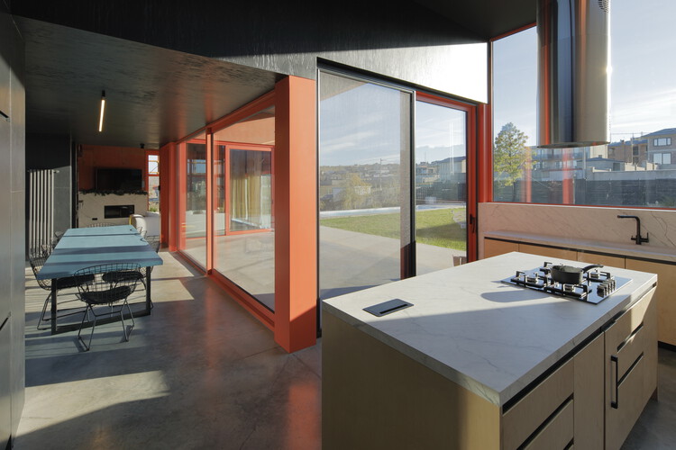 Дом-павильон с терракотой / Лаборатория архитектуры №3 - Фотография интерьера, кухня, стол, окна, стул