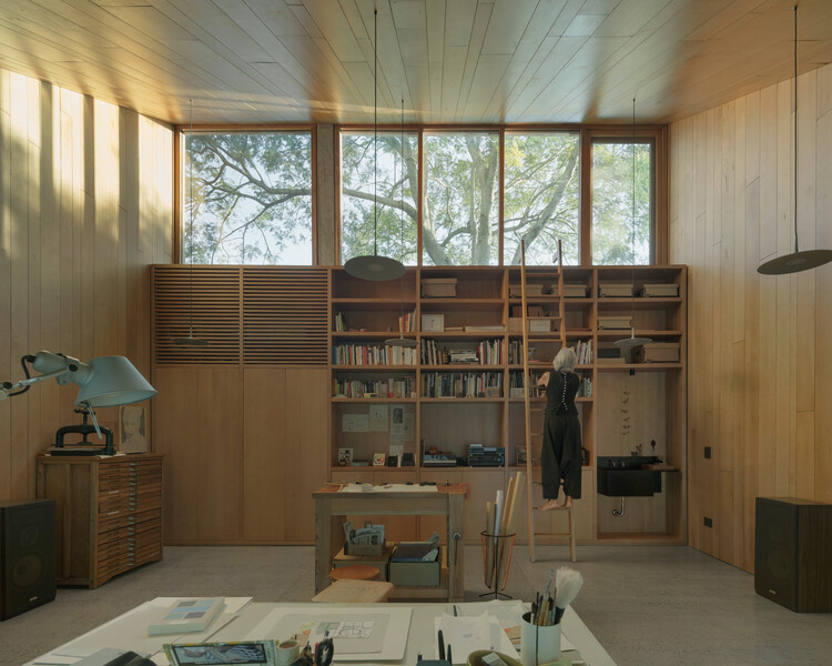 Atelier Workshop / Agustín Berzero - Фотография интерьера, окна, стеллажи, стол, балка