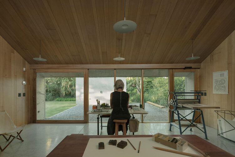 Atelier Workshop / Agustín Berzero - Фотография интерьера, стол, стул, балка