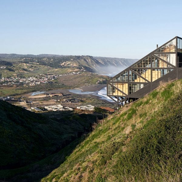 WMR Arquitectos строит деревянный каркасный дом на склоне чилийской скалы