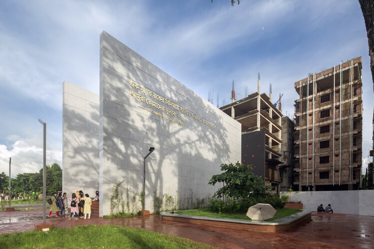 Комплекс Feni College Boddhobhumi Sritisthombho/Векторный постамент — фотография экстерьера, фасад