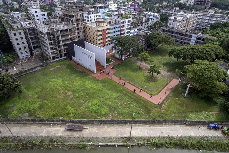 Комплекс Feni College Boddhobhumi Sritisthombho/Векторный постамент — фотография экстерьера, городской пейзаж