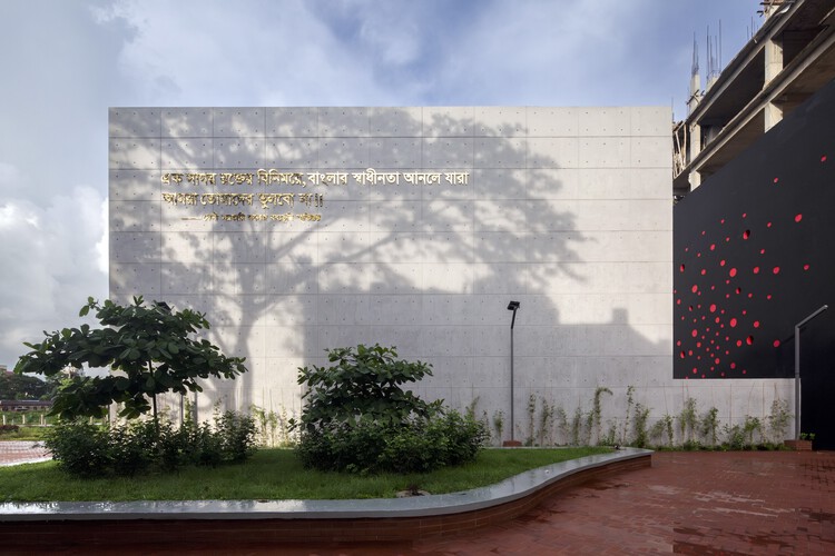 Комплекс Feni College Boddhobhumi Sritisthombho/Векторный постамент — фотография экстерьера, фасад