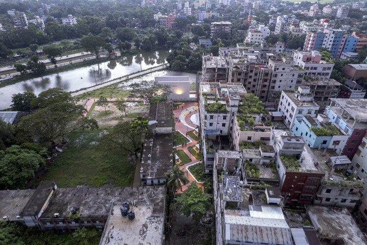 Комплекс Feni College Boddhobhumi Sritisthombho/Векторный постамент — фотография экстерьера, городской пейзаж