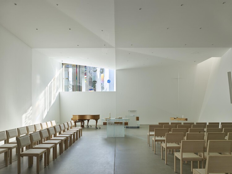 Церковь Кёльн-Вайденпеш / harris + kurrle Architekten BDA - Фотография интерьера, Столовая, Стул