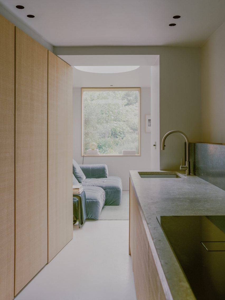 Кухня и пристройка к дому от Paolo Cossu Architects