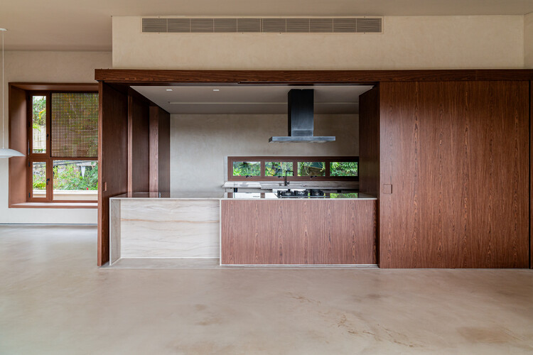 Terra House / Cité Arquitetura - Фотография интерьера, кухня, окна, столешница