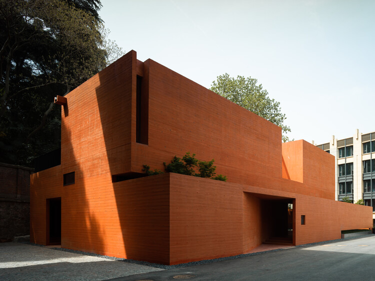 Выставочный центр Red Box / Mix Architecture - Экстерьерная фотография, Кирпич, Фасад