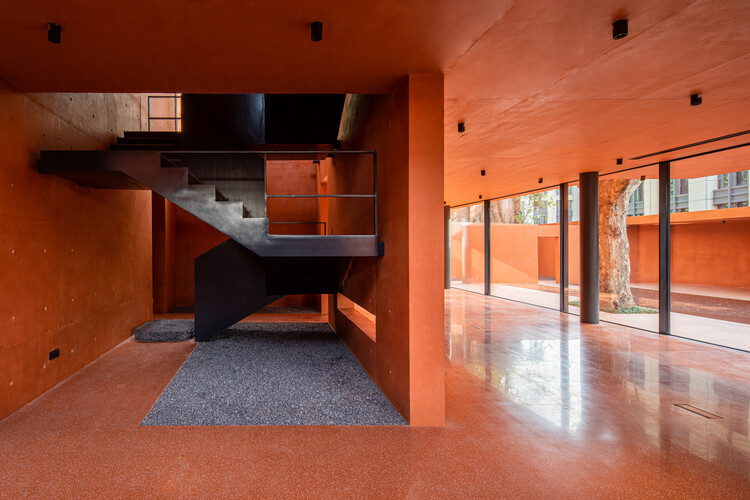 Выставочный центр Red Box / Mix Architecture - Фотография интерьера, окна