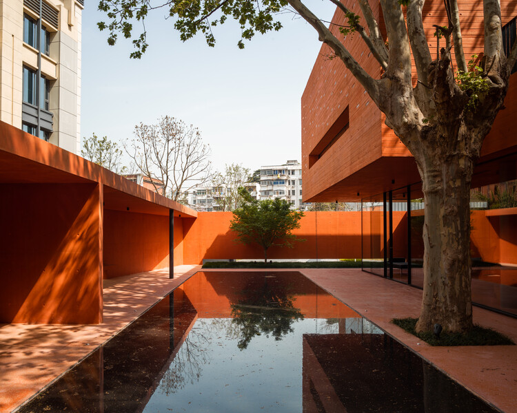 Выставочный центр Red Box / Mix Architecture - Фотография интерьера, окон, фасада, двора