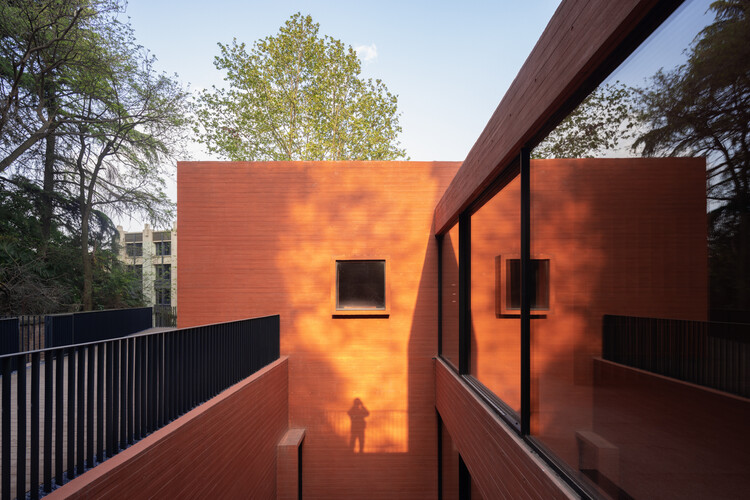 Выставочный центр Red Box / Mix Architecture - Экстерьерная фотография, Кирпич, Окна, Фасад, Перила