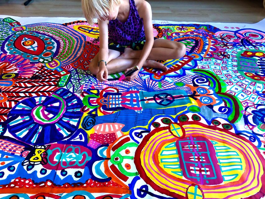 Альф Бербель Вит рисует дизайн для своих ковров Moooi