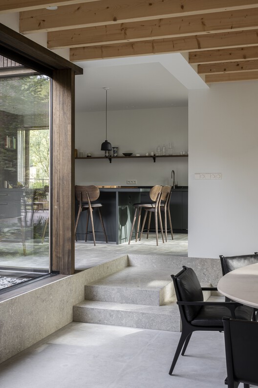 Вилла с открытым парком / i29 Architects - Фотография интерьера, кухня, стол, стул, дерево, балка