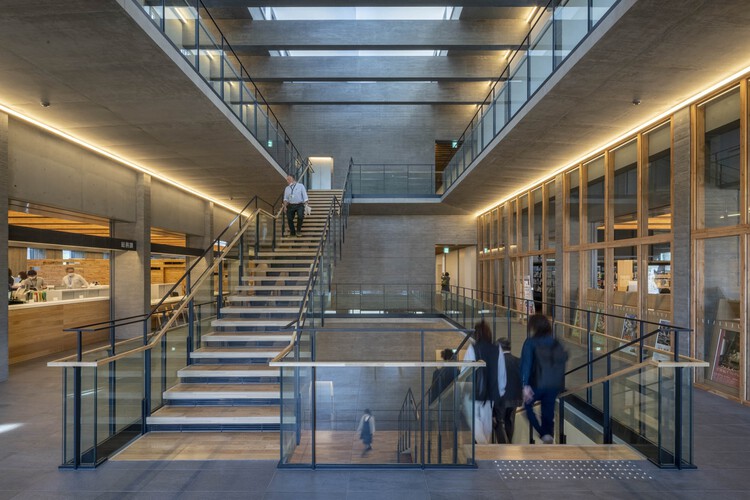 Ратуша Фурубира / TAISEI DESIGN Planners Architects & Engineers - Фотография интерьера, лестницы, перила
