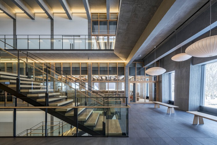 Ратуша Фурубира / TAISEI DESIGN Planners Architects & Engineers - Фотография интерьера, лестницы, окна, перила