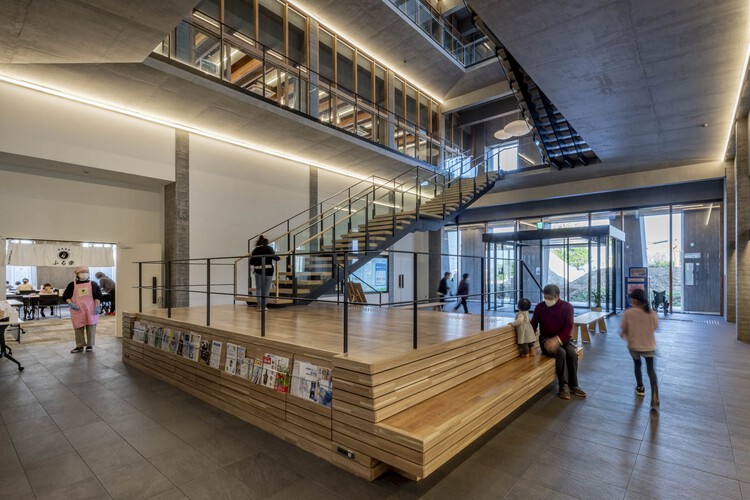 Ратуша Фурубира / TAISEI DESIGN Planners Architects & Engineers - Фотография интерьера, лестницы, перила