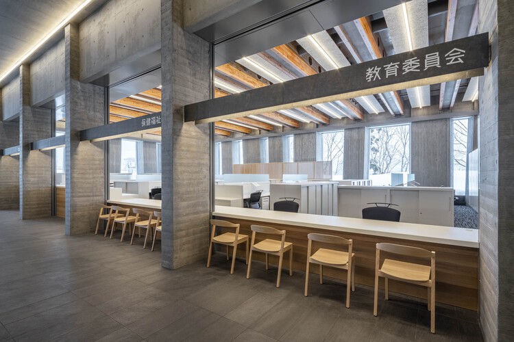 Ратуша Фурубира / TAISEI DESIGN Planners Architects & Engineers - Фотография интерьера, кухня, стол, стул, балка