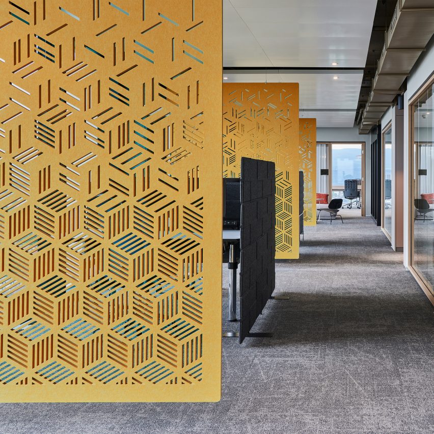 Желтые стеновые панели Archisonic от Impact Acoustic используются в качестве перегородок в офисе