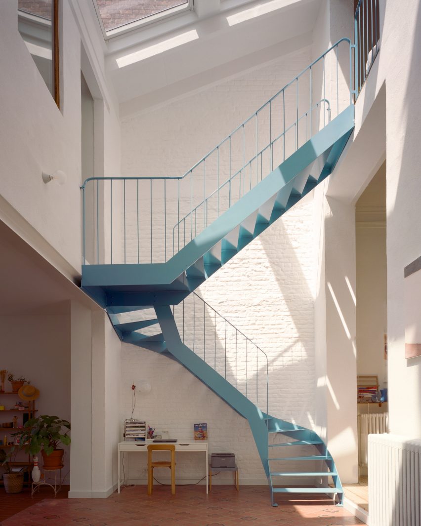Голубая металлическая лестница в атриуме бельгийского дома