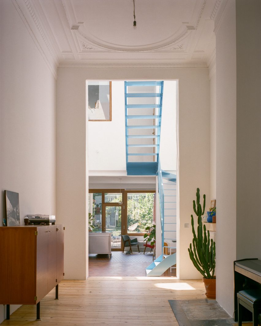 Синяя металлическая лестница в ремонте бельгийского дома от Mamout