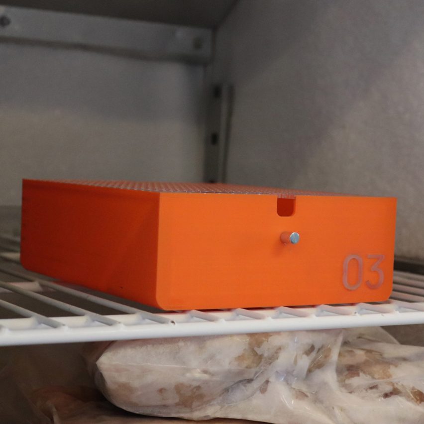 Ярко-оранжевый ящик в морозильной камере