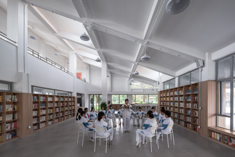 Библиотека Циньфэн / Стенные архитекторы XAUAT — фотография интерьера, стеллажи, освещение, стул, окна