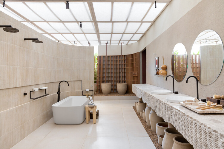 Naz Spa / Traama Arquitetura - Фотография интерьера, ванная комната, ванна, стол, раковина, окна