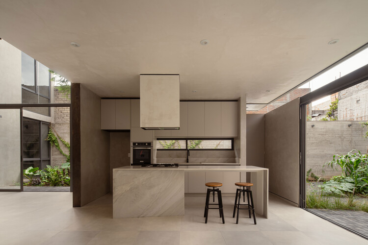 Дом Эрендира / Пепе Рамирес - Фотография интерьера, кухни, стула, фасада