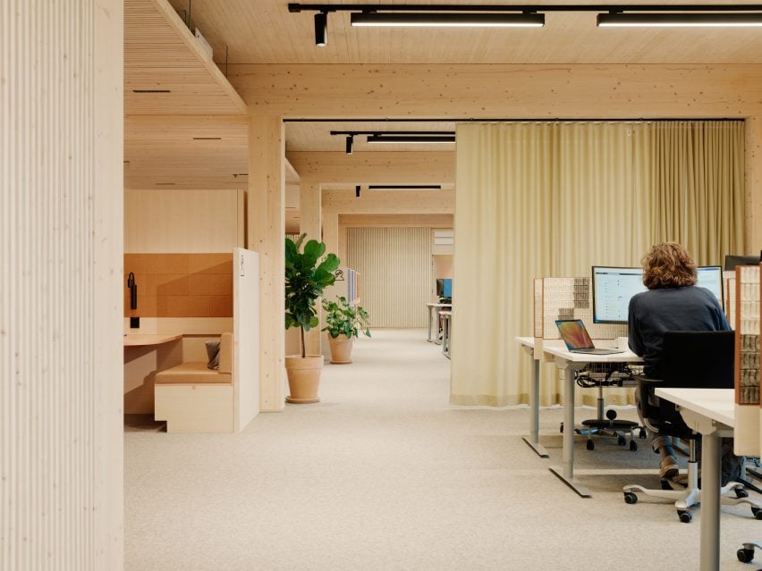 Интерьер рабочего места лесного офиса от Oslotre designs в Норвегии