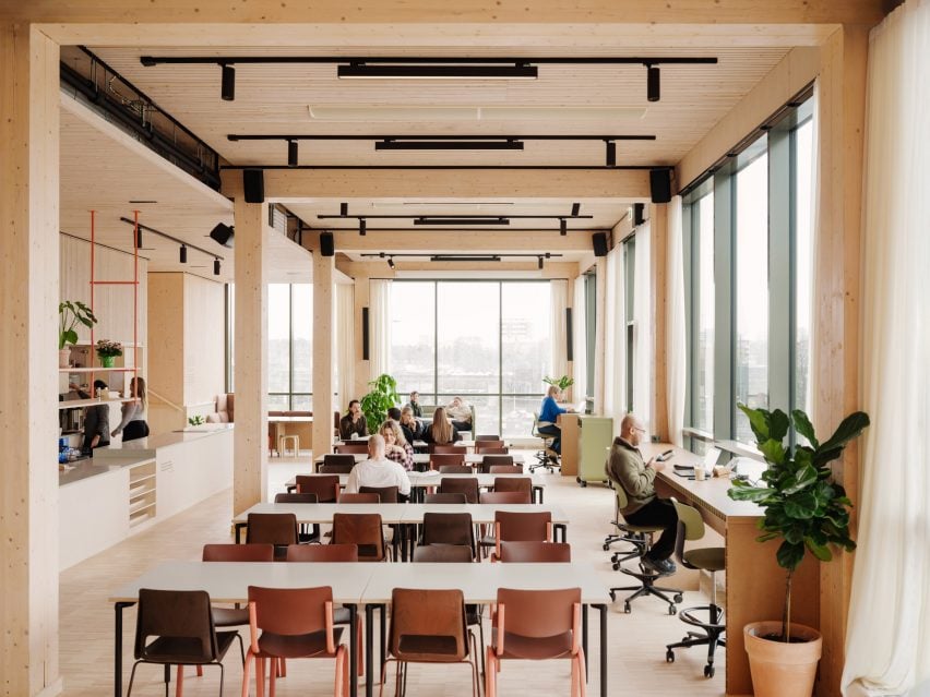 Кухня и рабочее место в деревянном офисе HasleTre от Oslotre designs, Норвегия
