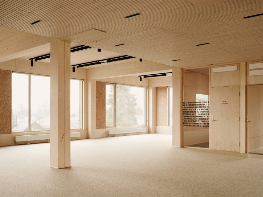 Деревянная внутренняя конструкция офиса от Oslotre designs в Норвегии