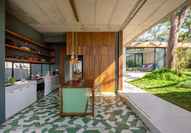 Mayo House / Elástica Studio - Фотография интерьера, кухня, столешница, стул