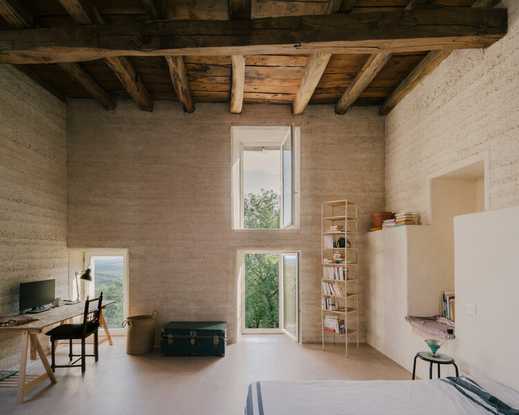   LA FAGE: Дом в доме / Plan Común - Фотография интерьера, балка, окна