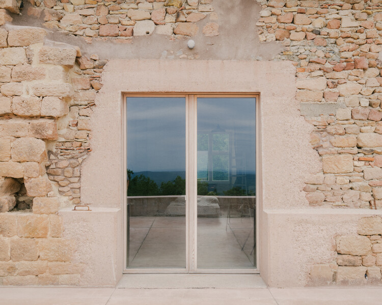  LA FAGE Дом в доме / Plan Común - Фотография интерьера, окна, дверь, кирпич, фасад, арка, колонна