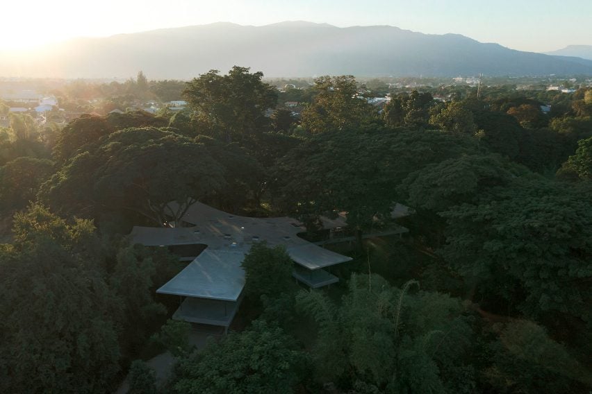 Вид с воздуха на жилой дом в сельской местности Таиланда